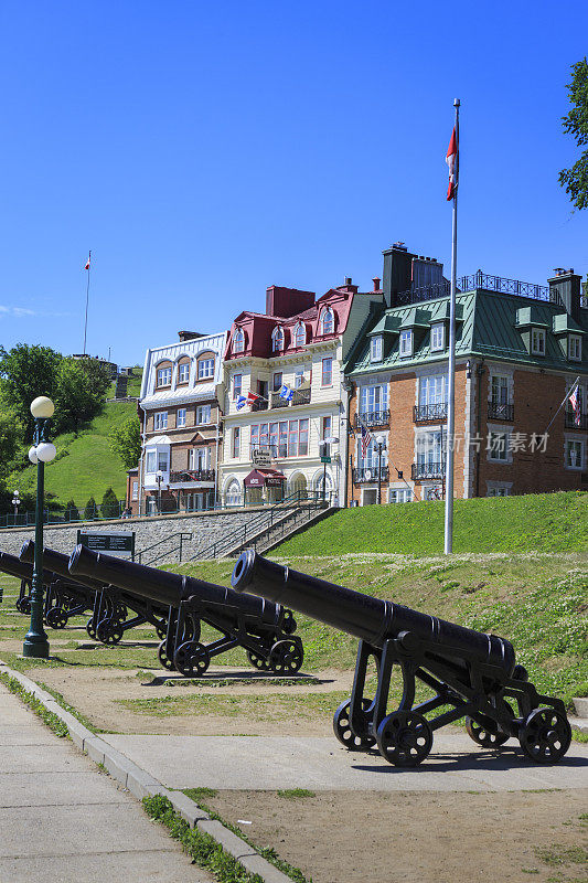 魁北克市Terrasse Dufferin的旧大炮和房屋
